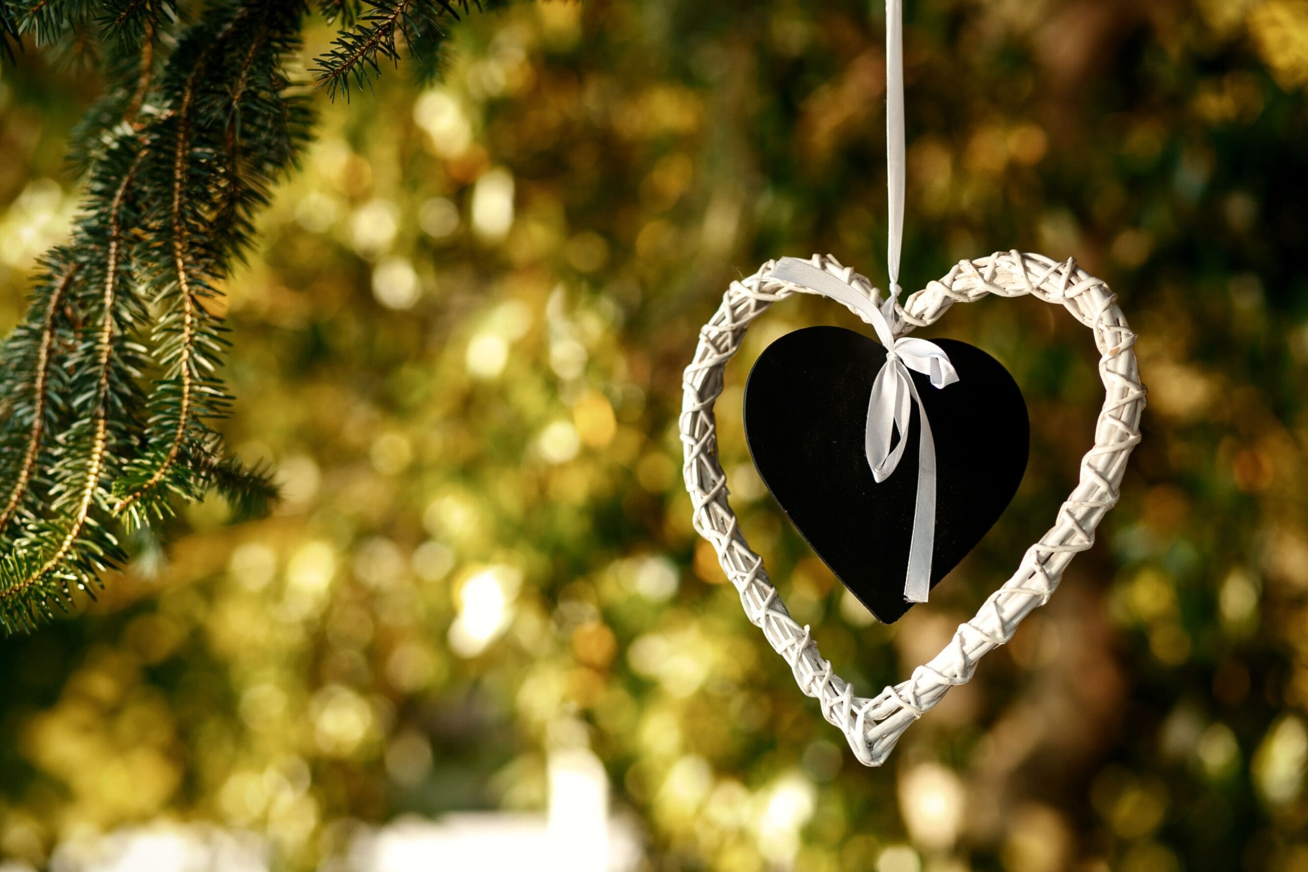 Árbol de Navidad decorado con un adorno especial en homenaje a un ser querido fallecido