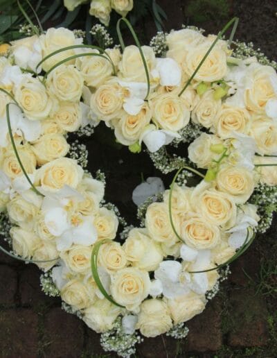 Corona funeraria beige y blanca personalizada