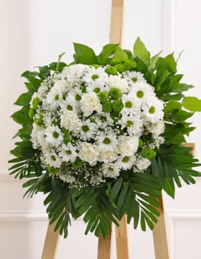 Corona funeraria con flores blancas