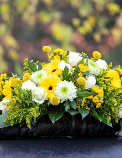 Corona funeraria margaritas amarillas