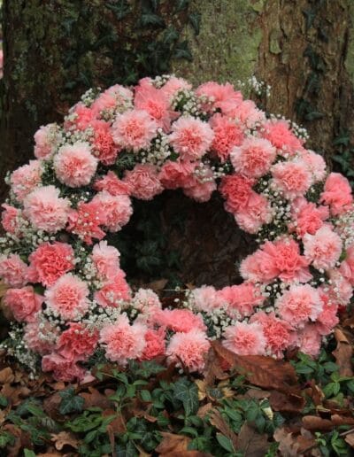 Corona funeraria con claveles en Albacete