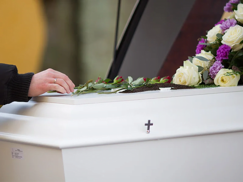 Ataúd funerario con flores en Albacete