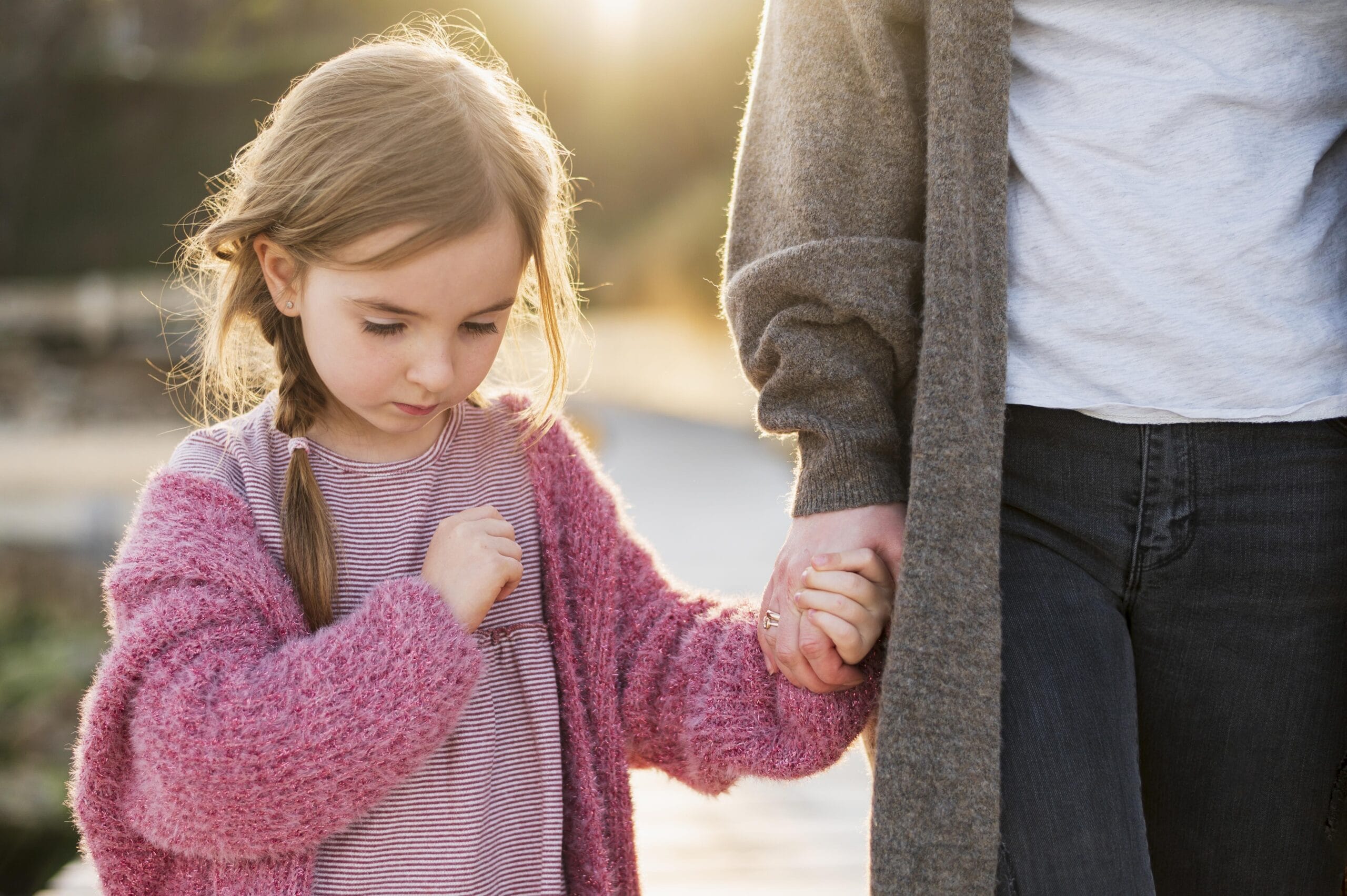 Niña triste paseando con su madre