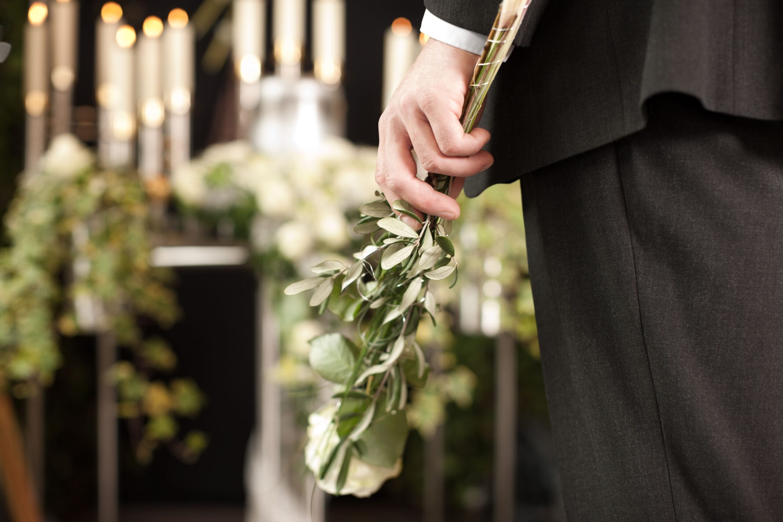 Hombre vestido de negro en un funeral