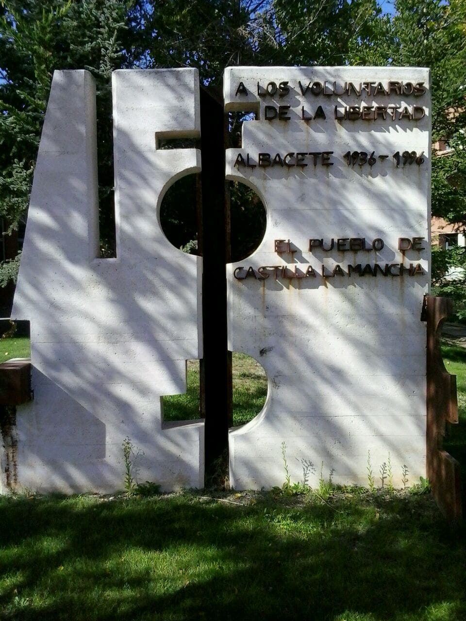 Monumento a las brigadas internacionales en la Universidad de albacete