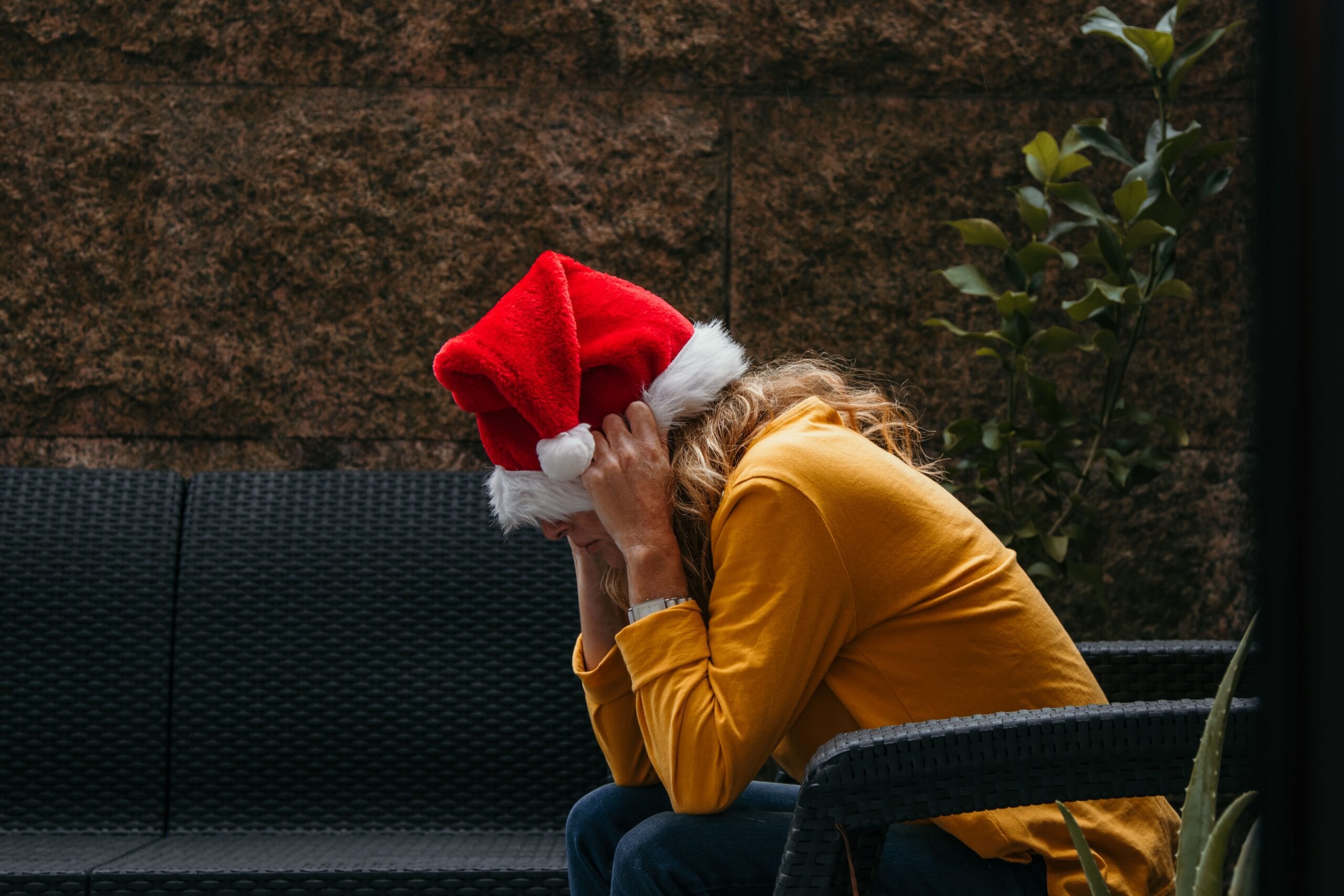 Mujer con el gorro de Navidad triste por la pérdida de un ser querido